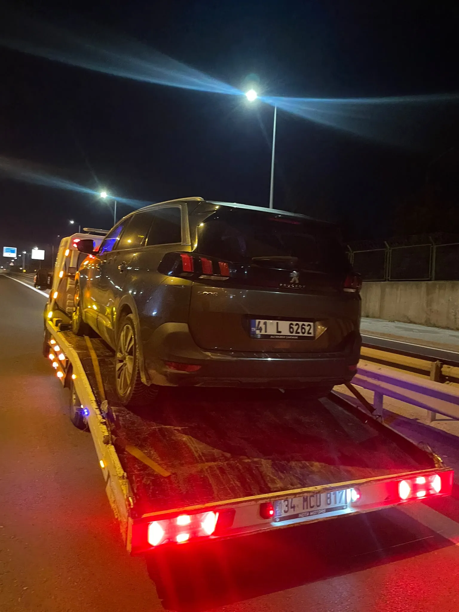 Otoyol ve E-5 karayolunda arıza yapan araçlar için acil emniyetli yol yardım çekicisi