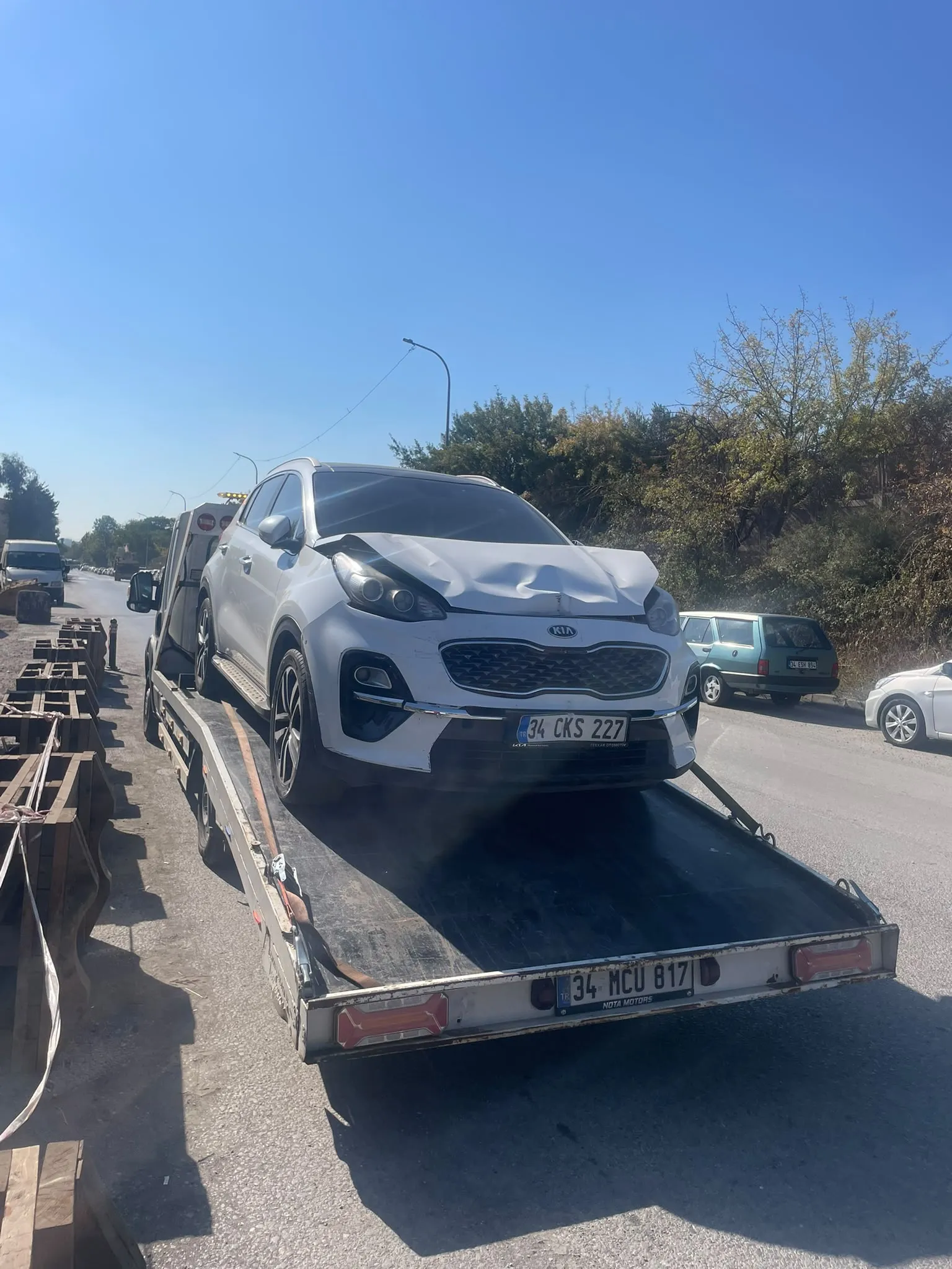 Kaza kurtarma ve vinçli çekici operasyonu ile hasarsız kaldırma