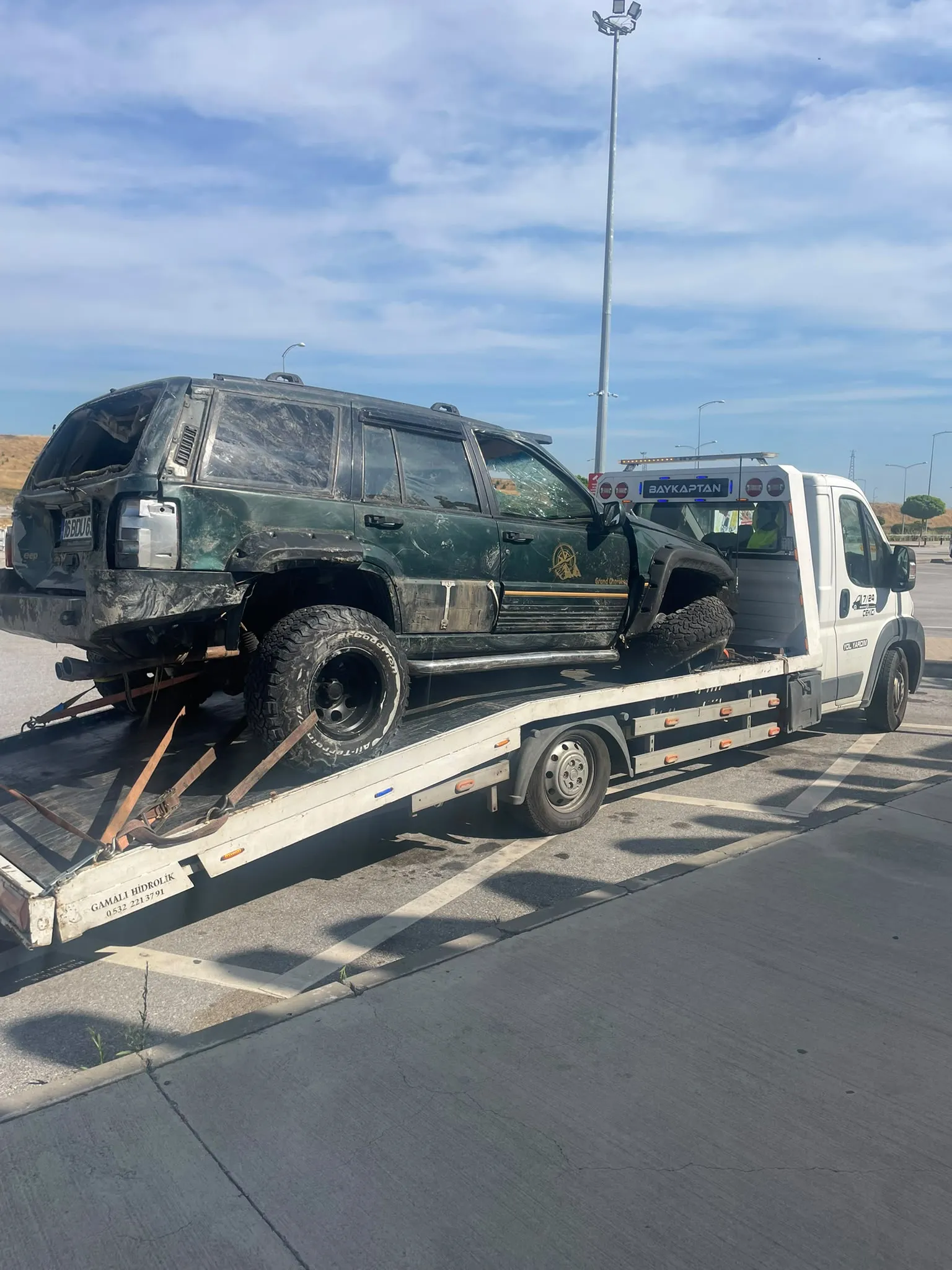 Kaza sonrası tekeri kilitli aracı aparatla çekme operasyonu