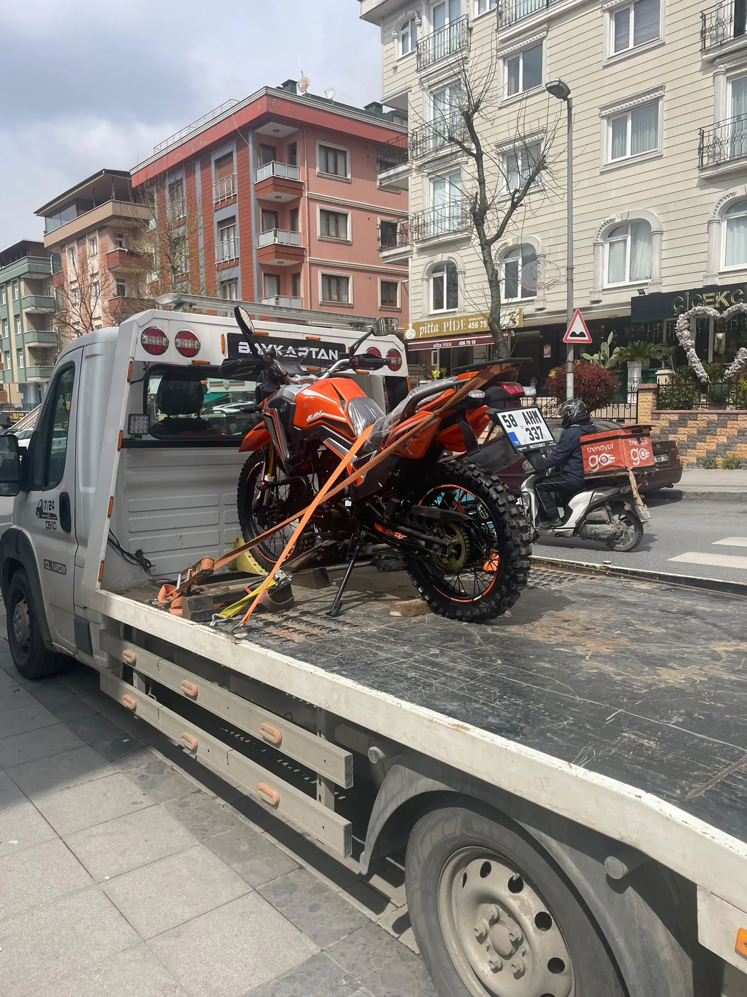 Racing motor ve enduro motosiklet çekici profesyonel yol yardım