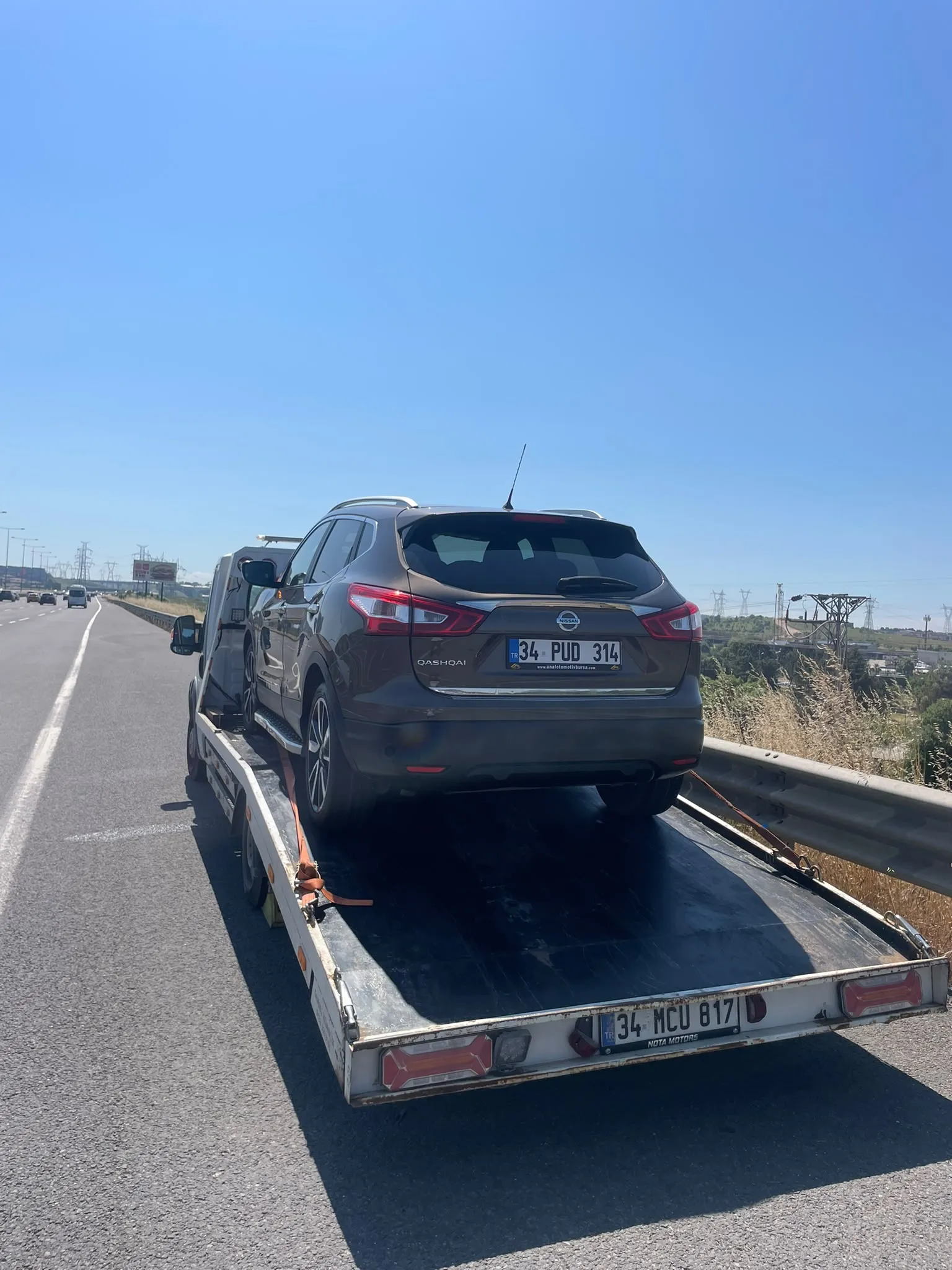 Arazi aracı ve SUV çamurdan kurtarma vinçli çekici operasyonu